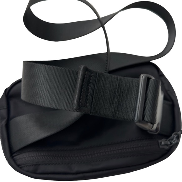 BNWOT Lululemon Black 1l Belt Bag - Picture 3 of 3